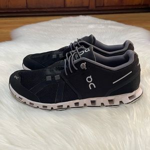 On Cloud Women Sneaker In Black/White Size 7.5
